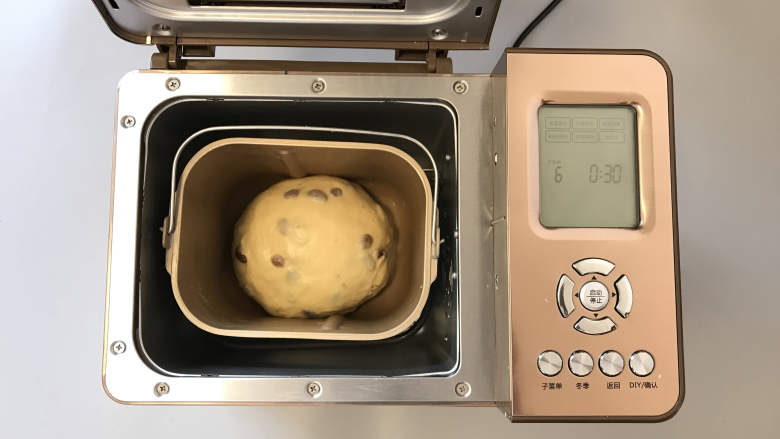 面包机版咕咕霍夫面包,将面团收圆后,放入面包机内,设置发酵30分钟。