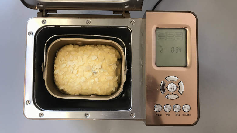 面包机版咕咕霍夫面包,发至8分满时,设置烘烤34分钟。