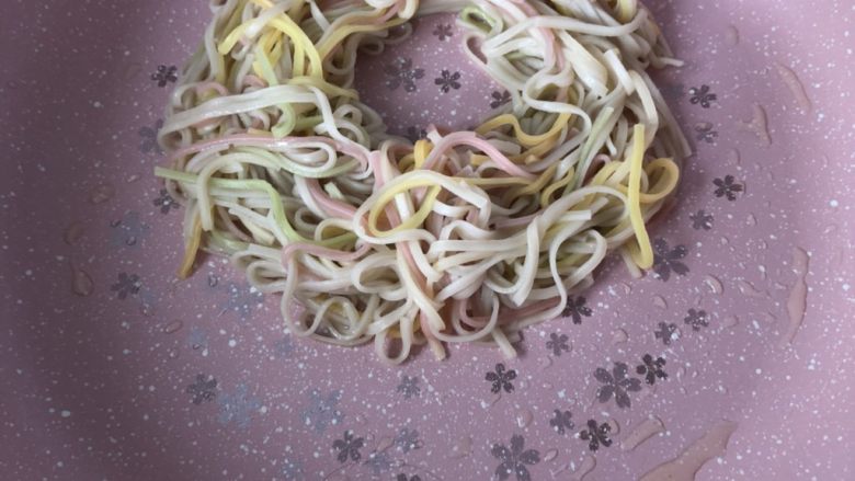 面条拱蛋,倒入果蔬面,整形成圆形,中间留出空隙