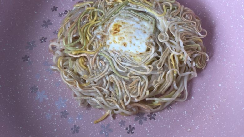 面条拱蛋,翻面继续煎熟,切记全程小火