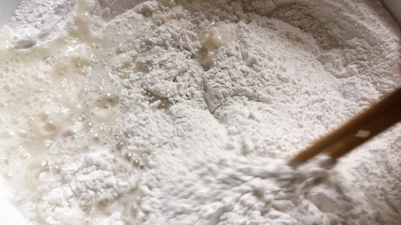 糍毛团 —— 又一个传统上海老点心,用开水,一定是开水,把糯米粉烫熟