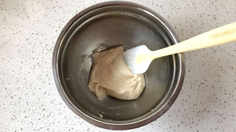 原味8寸戚风蛋糕,加入事先过筛的低粉,切拌方式拌匀,不见干粉及颗粒物。