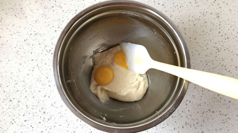 原味8寸戚风蛋糕,分2次加入蛋黄,每次都切拌加翻拌方式拌匀。