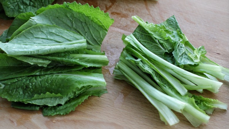 鲜虾小白菜豆腐汤,将<a style='color:red;display:inline-block;' href='/shicai/ 112'>小白菜</a>洗去泥沙,从中间切成两段