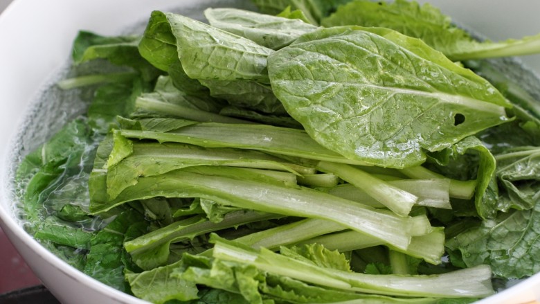 鲜虾小白菜豆腐汤,然后放入开水中烫软,时间不必太长,一两分钟即可,捞出过凉水挤干水分备用