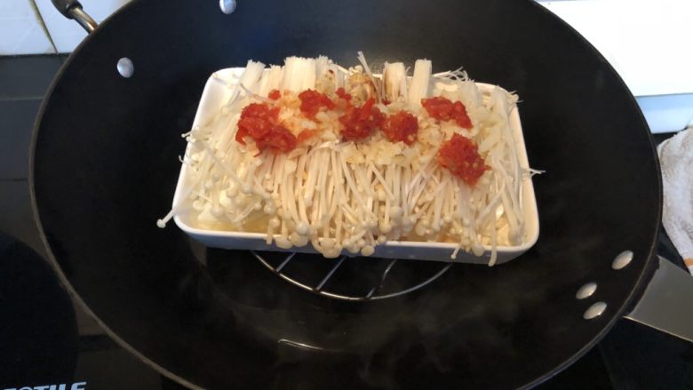 金针菇炖豆腐,锅里放水,烧开后上锅大火蒸十分钟。