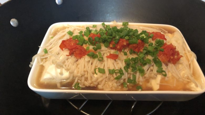 金针菇炖豆腐,起锅,撒上葱花。