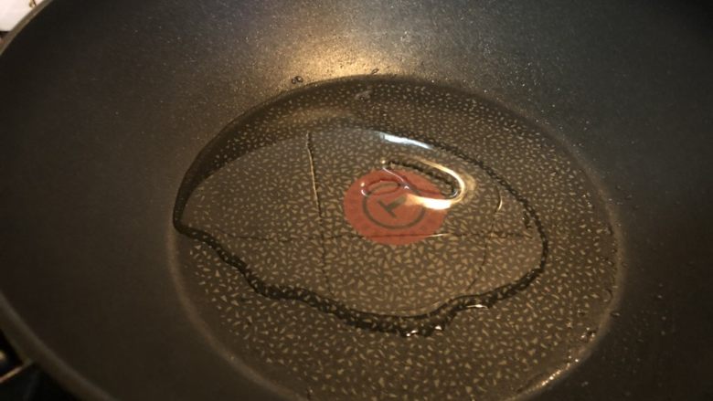 金针菇炖豆腐,热锅,倒入一半的油(就是1.5汤匙)。