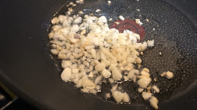 金针菇炖豆腐,炒到蒜末变成浅金色,即可关火。
