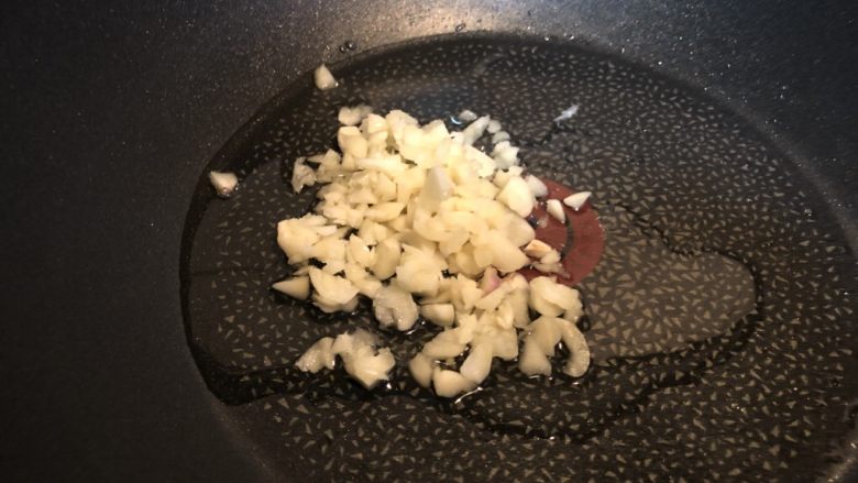 金针菇炖豆腐,倒入蒜末和盐,小火慢慢翻炒。