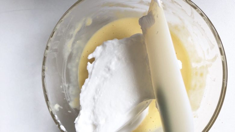 南瓜溶豆,取少许蛋白霜至南瓜奶粉糊里混合均匀,用翻拌或者切拌的手法