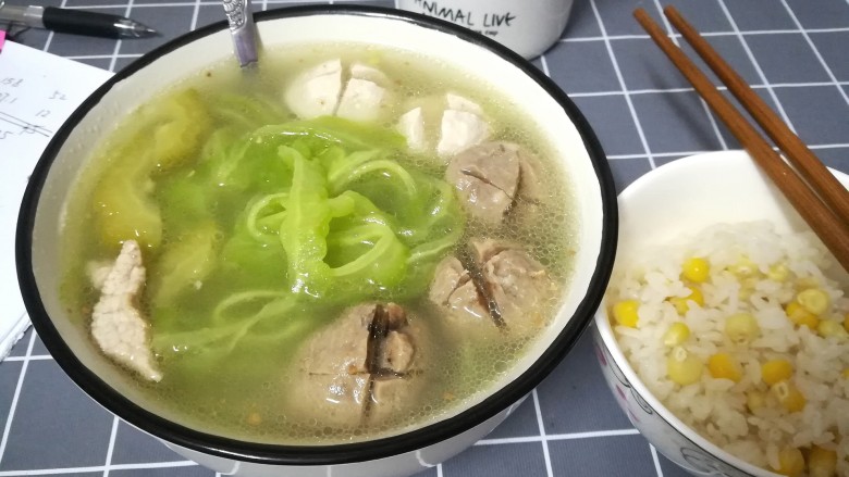 苦瓜丸子汤,好了,解暑开胃的凉瓜肉丸汤就好了。配上我的玉米饭,就是手剥下玉米,放入洗好米里一起煮,一口玉米饭,玉米粒咬破汁水喷出来特别甜😊
