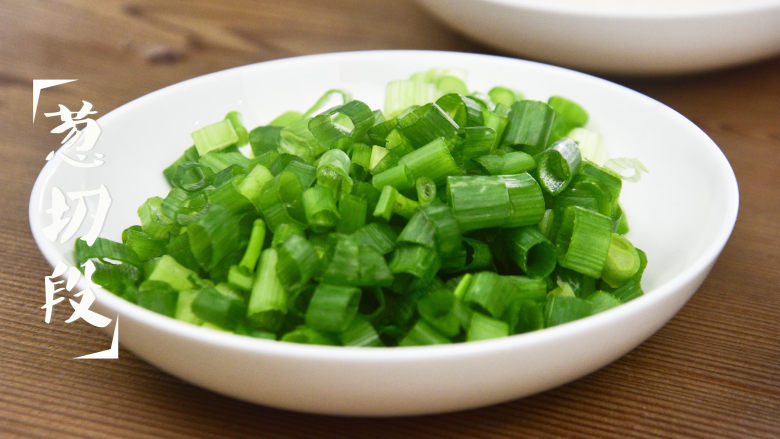 麻婆茄子,<a style='color:red;display:inline-block;' href='/shicai/ 157'>小葱</a>切葱花;