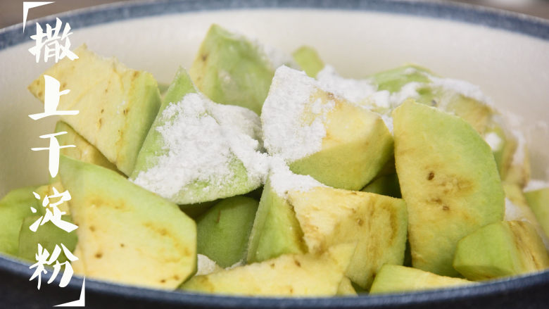 麻婆茄子,在茄子上撒2小勺干淀粉,拌匀;