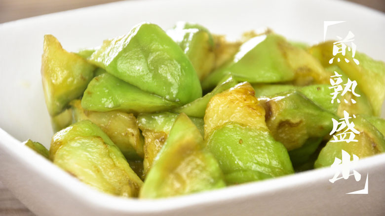 麻婆茄子,小火慢慢煎熟,盛出备用;