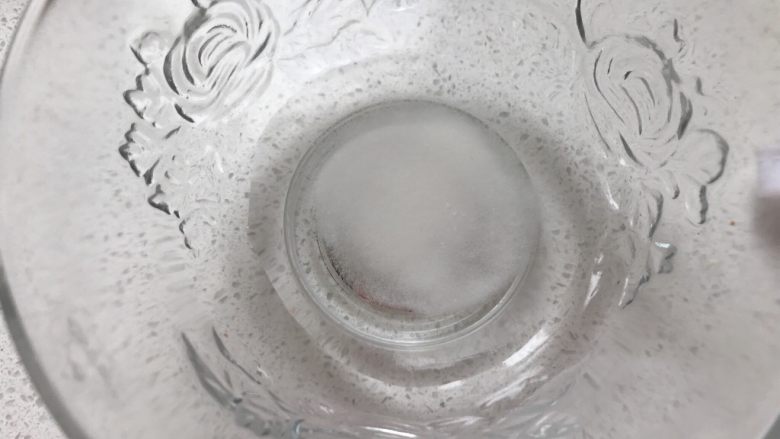 趣多多•巧克力豆软曲奇,用热水把小苏打化开拌匀,加入到黄油糊中搅拌均匀。