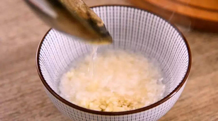 白灼菜心,清脆爽口,非常好吃!,碗中加入蒜、白芝麻 ,再淋上一勺热油