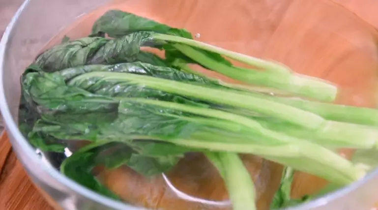 白灼菜心,清脆爽口,非常好吃!,再将洗净的菜心,焯水
菜心茎部中心变为透明,捞出过凉水