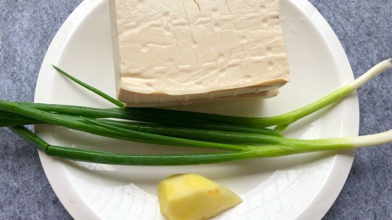 豆腐蟹煲,<a style='color:red;display:inline-block;' href='/shicai/ 465'>豆腐</a>400g，<a style='color:red;display:inline-block;' href='/shicai/ 3250'>葱</a>15g，<a style='color:red;display:inline-block;' href='/shicai/ 37'>姜</a>10g