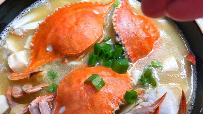 豆腐蟹煲,盛入砂锅,撒上葱花即可
