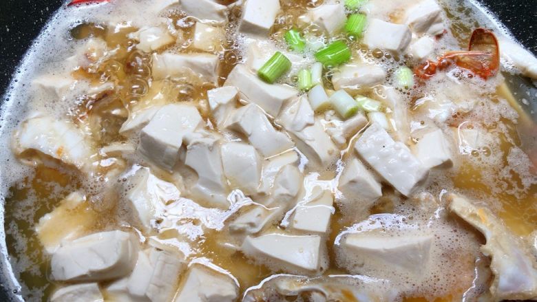豆腐蟹煲,再放入葱白,中火炖煮15分钟至豆腐入味