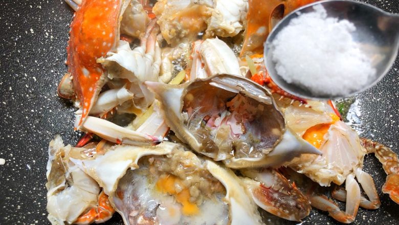 豆腐蟹煲,翻炒至三眼蟹变色,放入2g盐