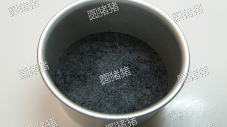 纽约芝士蛋糕,压好的样子,移入冰箱冷冻。接下来可以制作蛋糕糊。