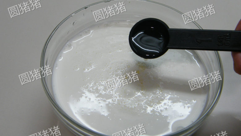 纽约芝士蛋糕,蛋糕的做法:
200克动物鲜奶油,加入2茶匙浓缩柠檬汁。