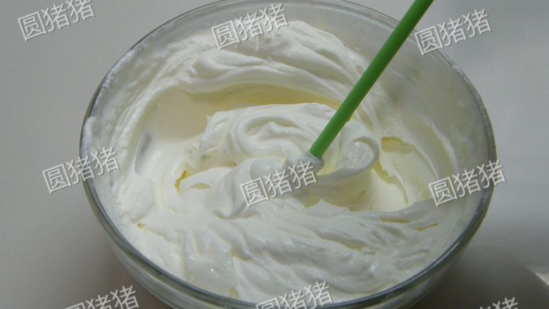 纽约芝士蛋糕,室温静置20分钟,即凝结成半固体状(即为<a style='color:red;display:inline-block;' href='/shicai/ 48780'><a style='color:red;display:inline-block;' href='/shicai/ 885'>酸奶</a>油</a>)包上保鲜膜放入冰箱冷藏,用时再取出。