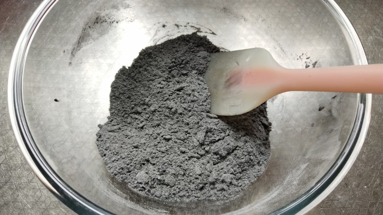 面粉版马卡龙(黑马),由于蛋清非常少基本混合均匀即可,这是为了方便后面加蛋白比较好操作