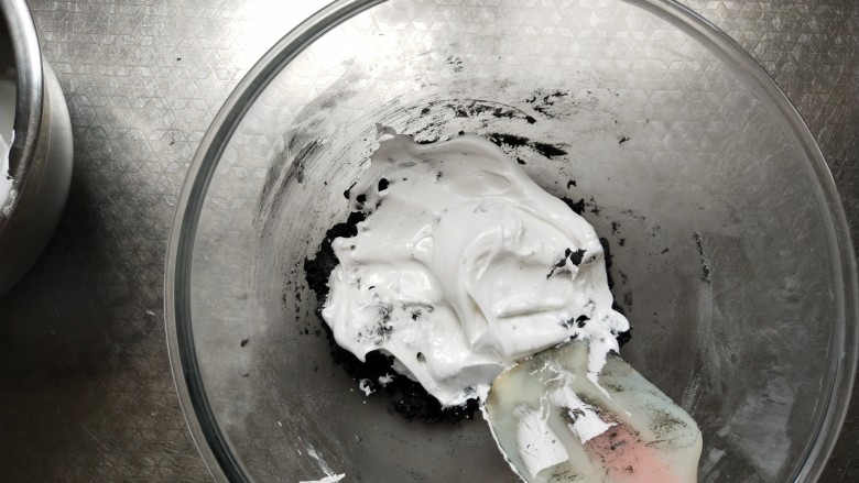 面粉版马卡龙(黑马),第二步再取一半的蛋白霜加入面糊中,先均匀铺满
