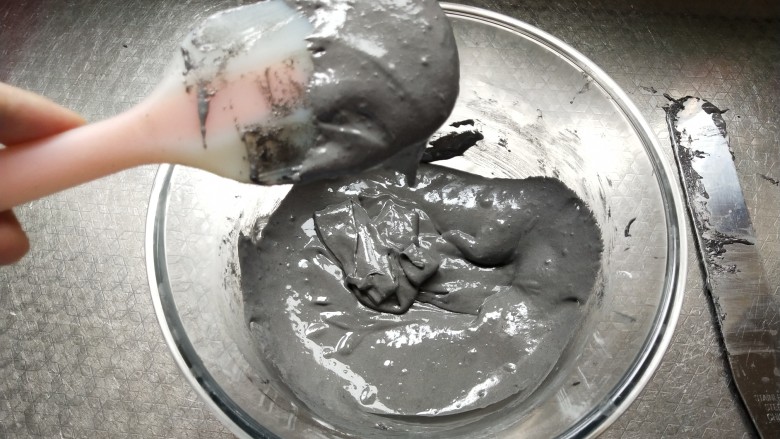 面粉版马卡龙(黑马),拌好的马卡龙面糊有缎带的质感,滴落有断点