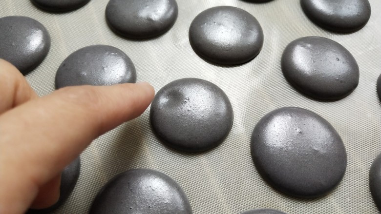 面粉版马卡龙(黑马),大概15分钟左右就晾好了,用手碰一下不粘手,结了一层薄壳即可