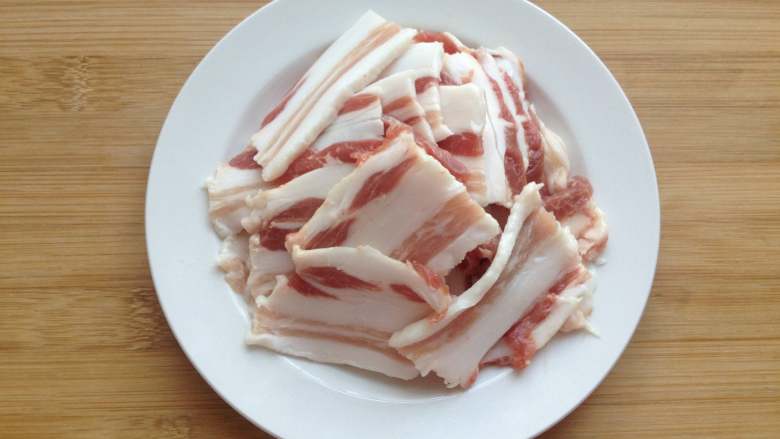 大葱炒五花肉,<a style='color:red;display:inline-block;' href='/shicai/ 428'>五花肉</a>去皮,在半冻状态下切成薄片