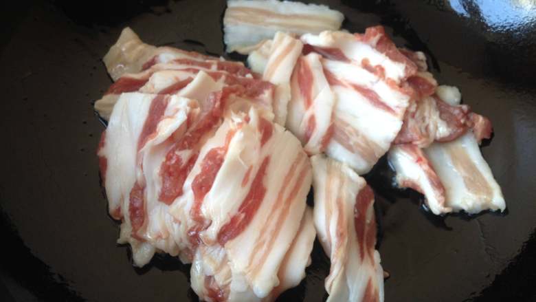 大葱炒五花肉,锅中放过少许油,油温3成热时放入肉片,中小火煸炒