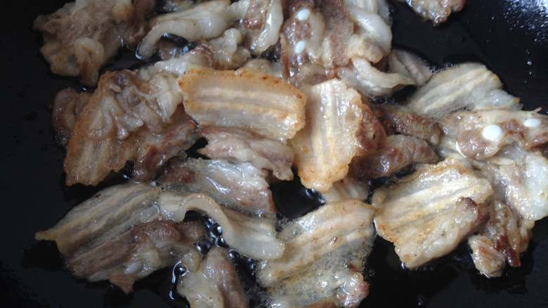 大葱炒五花肉,炒至肉片打卷,表皮有点焦黄