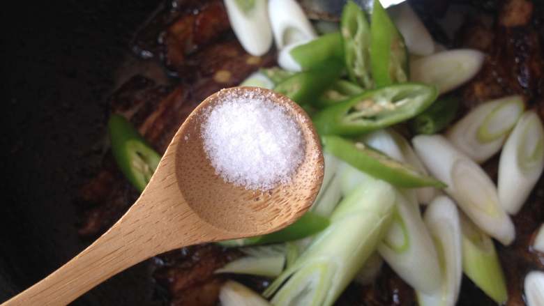大葱炒五花肉,倒入大葱和杭椒,并调入盐,转中大火翻炒一会即可