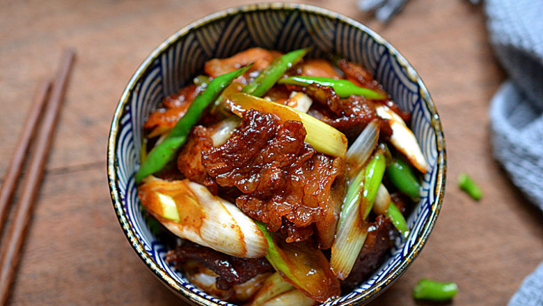 大葱炒五花肉,盛出享用,特别香