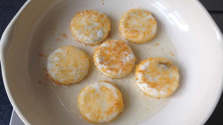 豆沙糯米饼,一面煎至定型后再翻面煎,煎至两面金黄即可,出锅后可放在吸油纸上把多余的油脂吸掉