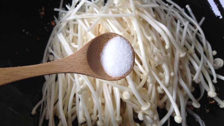 蒜香金针菇,调入盐,转大火炒至金针菇变软即可