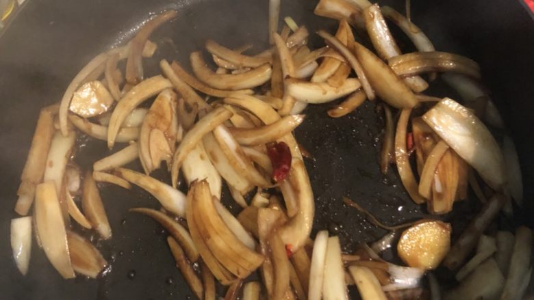 牛肉饭,加入酱油 耗油翻炒后加入清水盖上锅盖小火炖，把洋葱炖烂入味
