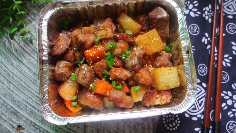 锡纸时蔬烤肉, 入烤箱,中下层,200度30分钟 出炉前用一点蜂蜜加一点水拌匀刷在肉上,考5分钟