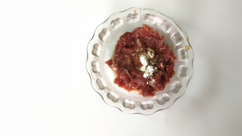 丝瓜烩牛肉,加入1勺生淀粉和少许芥花油,拌均匀,腌几分钟