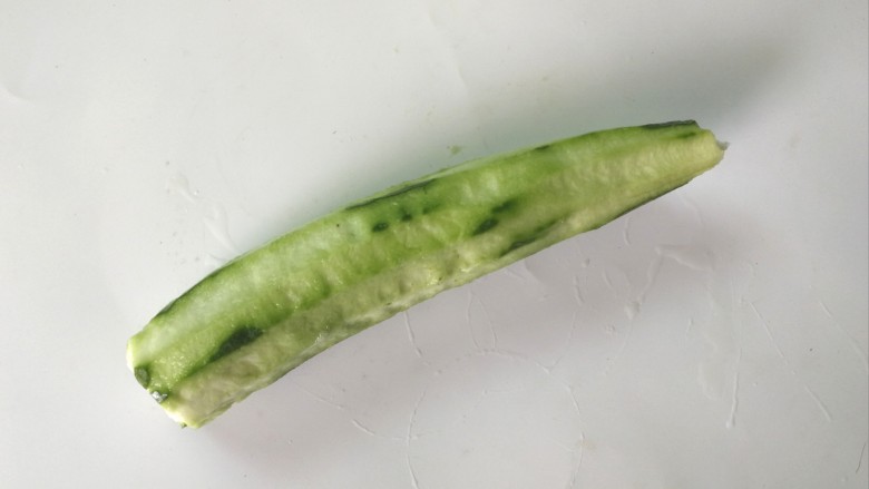 丝瓜烩牛肉,<a style='color:red;display:inline-block;' href='/shicai/ 57'>丝瓜</a>刨去外皮,洗干净