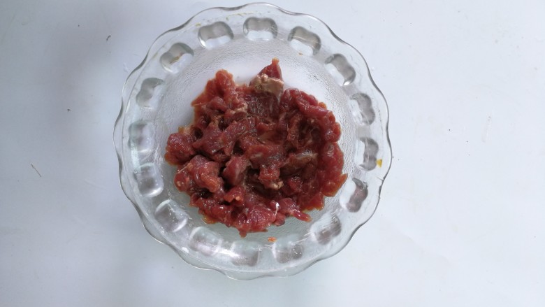 丝瓜烩牛肉,<a style='color:red;display:inline-block;' href='/shicai/ 216'>牛肉</a>切片以后，放入碗里，加入少许盐、<a style='color:red;display:inline-block;' href='/shicai/ 10588'>糖</a>、<a style='color:red;display:inline-block;' href='/shicai/ 788'>生抽</a>、<a style='color:red;display:inline-block;' href='/shicai/ 718'>料酒</a>，<a style='color:red;display:inline-block;' href='/shicai/ 134296'>白胡椒粉</a>拌均匀