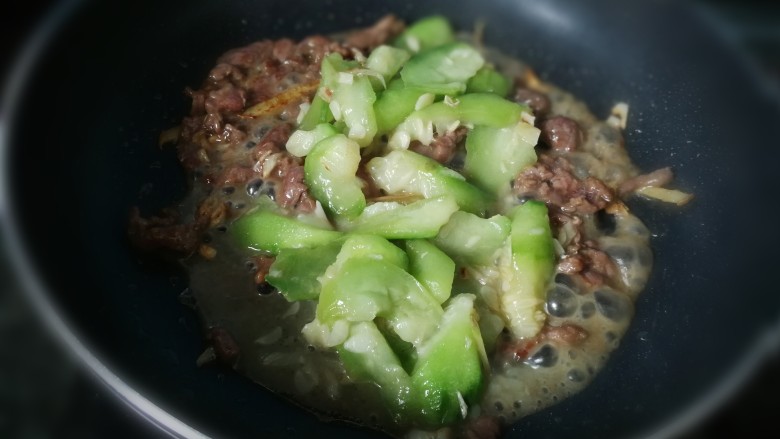 丝瓜烩牛肉,最后倒入丝瓜,煮一下,即可关火