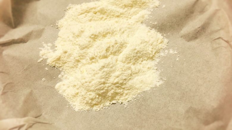 薯片脆皮鸡 无油制作也酥脆,取一张油纸放盘子上,倒入面粉。
(直接倒油纸上可以方便盘子清洗)