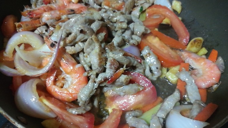 快手菜,五彩杂蔬肉丝爆虾,倒入<a style='color:red;display:inline-block;' href='/shicai/ 59'>番茄</a>翻炒,倒入刚才爆炒过的肉丝和海虾,快速翻炒