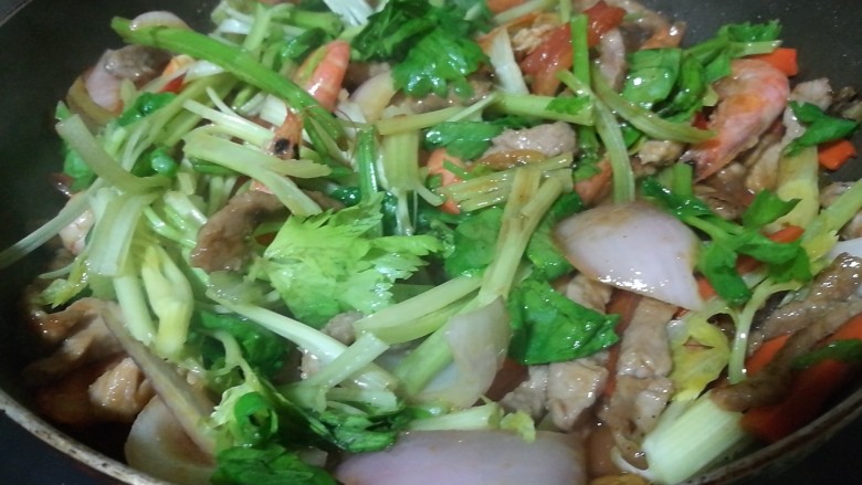 快手菜,五彩杂蔬肉丝爆虾,改大火,加入芹菜,快速翻炒
