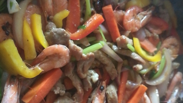 快手菜,五彩杂蔬肉丝爆虾,加入彩椒,快速翻炒